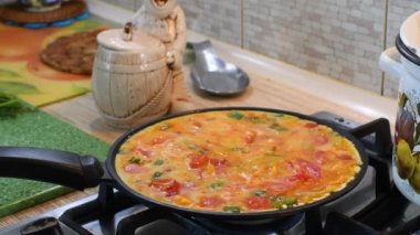 Çırpılmış yumurta pişirmek. Sebzeli omlet. Ev yapımı yemek..