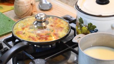 Çırpılmış yumurta pişirmek. Sebzeli omlet. Ev yapımı yemek..