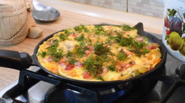 Çırpılmış yumurta pişirmek. Sebzeli omlet. Ev yapımı yemek..