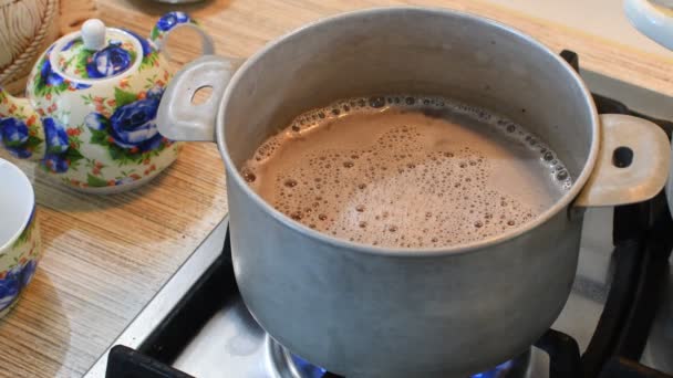 在家里做可可 美味的牛奶饮料 巧克力鸡尾酒 — 图库视频影像