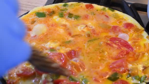 Vaření Míchaných Vajec Omeleta Zeleninou Domácí Jídlo — Stock video
