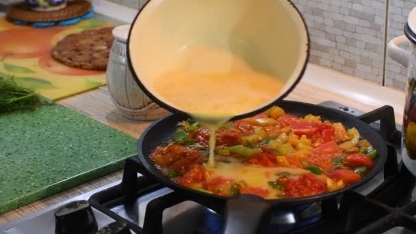 Matlagning Äggröra Omelett Med Grönsaker Hemlagad Mat — Stockvideo