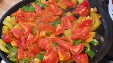 Lezzetli doğranmış sebze. Vejetaryen yemeği. Sağlıklı yemek. Evde yemek pişirmek. taze sebze.