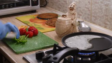 Lezzetli doğranmış sebze. Vejetaryen yemeği. Sağlıklı yemek. Evde yemek pişirmek. taze sebze.