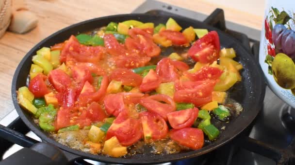 Вкусные Нарезанные Овощи Вегетарианская Еда Здоровую Пищу Приготовление Пищи Дома — стоковое видео