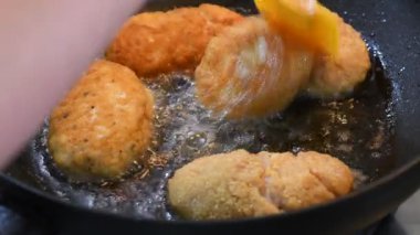 Pirzola pişirmek. Tavada nefis ev yapımı pirzola. Ev yapımı diyet yemekleri.