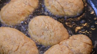 Pirzola pişirmek. Tavada nefis ev yapımı pirzola. Ev yapımı diyet yemekleri.