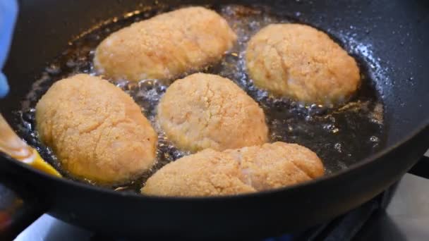 烹饪片 在平底锅里放上美味的自制切片 自制饮食食品 — 图库视频影像