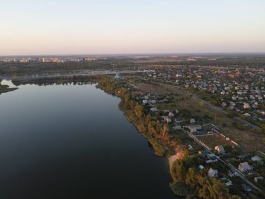 Günbatımlı akşam manzarası. Nehir ve güneş yukarıdan. Bir yaz akşamında insansız hava aracıyla manzara