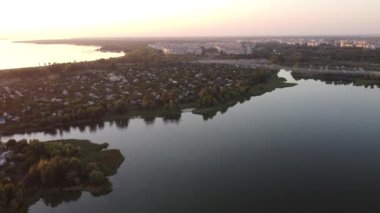 Günbatımlı akşam manzarası. Nehir ve güneş yukarıdan. Bir yaz akşamında insansız hava aracıyla manzara