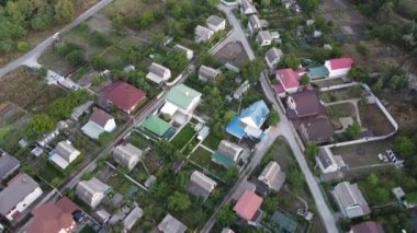 Günbatımlı akşam manzarası. Nehir ve güneş yukarıdan. Bir yaz akşamında insansız hava aracıyla manzara