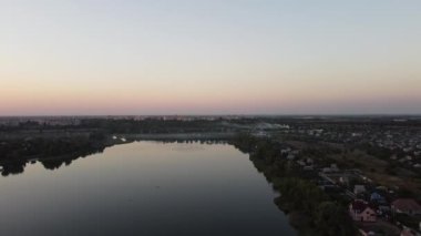 Günbatımlı akşam manzarası. Nehir ve güneş yukarıdan. Bir yaz akşamında insansız hava aracıyla manzara