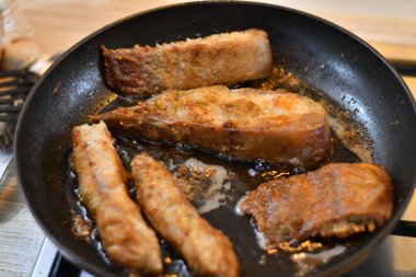 Tavada kızarmış balık. Lezzetli balık parçaları. Mutfakta balık pişirmek.