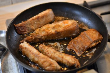 Tavada kızarmış balık. Lezzetli balık parçaları. Mutfakta balık pişirmek.