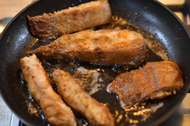 Tavada kızarmış balık. Lezzetli balık parçaları. Mutfakta balık pişirmek.