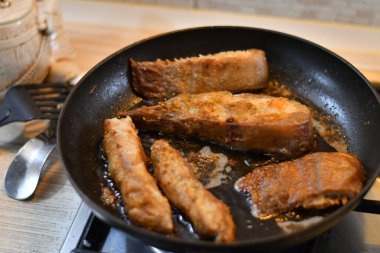 Tavada kızarmış balık. Lezzetli balık parçaları. Mutfakta balık pişirmek.