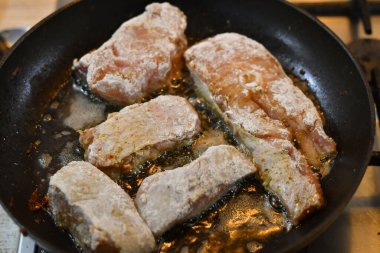 Tavada kızarmış balık. Lezzetli balık parçaları. Mutfakta balık pişirmek.