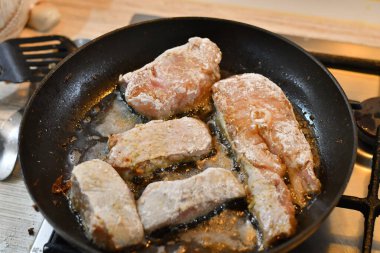 Tavada kızarmış balık. Lezzetli balık parçaları. Mutfakta balık pişirmek.