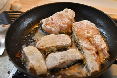 Tavada kızarmış balık. Lezzetli balık parçaları. Mutfakta balık pişirmek.