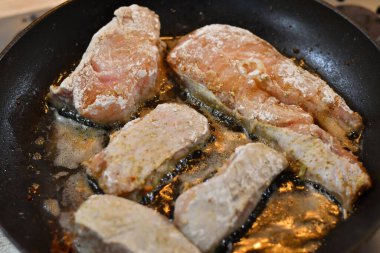 Tavada kızarmış balık. Lezzetli balık parçaları. Mutfakta balık pişirmek.