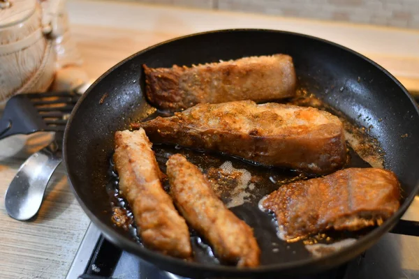 Tavada kızarmış balık. Lezzetli balık parçaları. Mutfakta balık pişirmek.