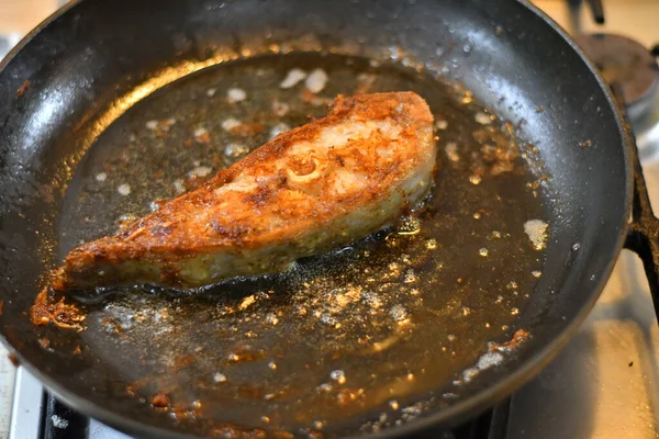 Жареная Рыба Кастрюле Кусочки Вкусной Рыбы Приготовление Рыбы Кухне — стоковое фото