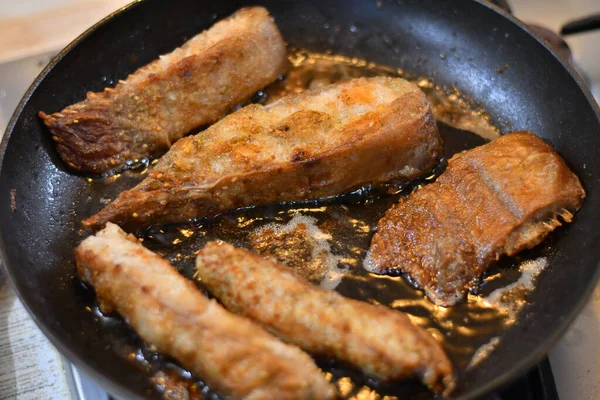 Tavada kızarmış balık. Lezzetli balık parçaları. Mutfakta balık pişirmek.