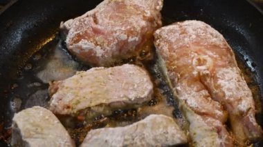 Tavada kızarmış balık. Lezzetli balık parçaları. Mutfakta balık pişirmek.