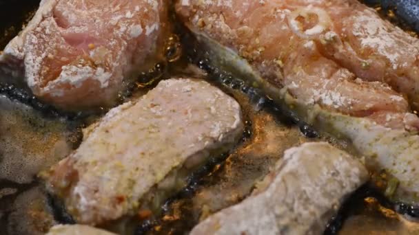 Peixe Frito Uma Panela Pedaços Peixe Delicioso Cozinhar Peixe Cozinha — Vídeo de Stock