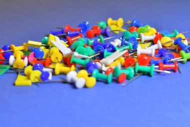 çok renkli raptiyeler. bağlama düğmeleri