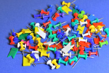 çok renkli raptiyeler. bağlama düğmeleri