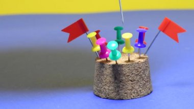 çok renkli raptiyeler. bağlama düğmeleri