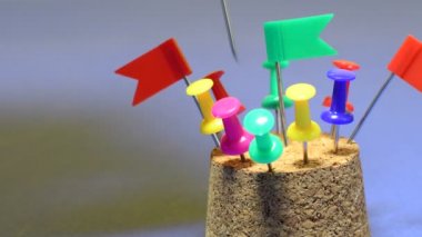 çok renkli raptiyeler. bağlama düğmeleri