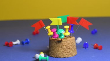 çok renkli raptiyeler. bağlama düğmeleri