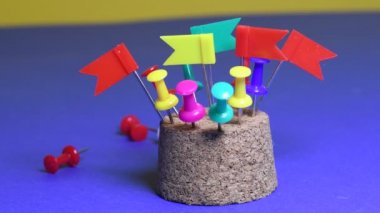 çok renkli raptiyeler. bağlama düğmeleri