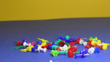 çok renkli raptiyeler. bağlama düğmeleri