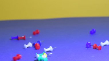 çok renkli raptiyeler. bağlama düğmeleri