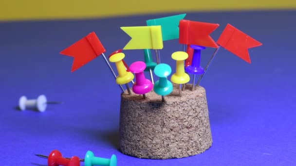 Vícebarevné Pushpins Zapínací Tlačítka — Stock video