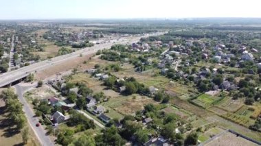 Yüksekten motorlu yol. Köprü ve arabalar. Köprüden uçmak. Yükseklikten otomobil üstgeçidi