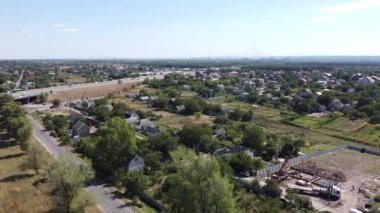 Yüksekten motorlu yol. Köprü ve arabalar. Köprüden uçmak. Yükseklikten otomobil üstgeçidi