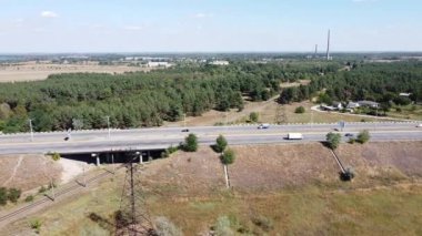Yüksekten motorlu yol. Köprü ve arabalar. Köprüden uçmak. Yükseklikten otomobil üstgeçidi