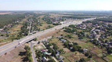 Yüksekten motorlu yol. Köprü ve arabalar. Köprüden uçmak. Yükseklikten otomobil üstgeçidi