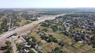 Yüksekten motorlu yol. Köprü ve arabalar. Köprüden uçmak. Yükseklikten otomobil üstgeçidi