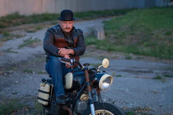 Biciclist Brutal Mustaţa Frumosului Omul Pălărie Bărbat Brutal Motocicletă — Fotografie, imagine de stoc