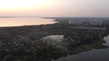 Suyun üzerinde güzel bir gün batımı. Günbatımında sonbahar manzarası. Akşamları su üzerinde uçuyorum..