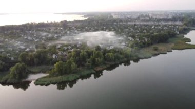 Nehir kıyısı yukarıdan. Su yansımalı manzara. Akşamları su üzerinde uçuyorum..