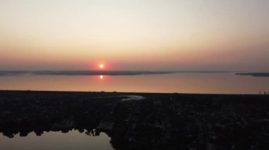 Suyun üzerinde güzel bir gün batımı. Günbatımında sonbahar manzarası. Akşamları su üzerinde uçuyorum..