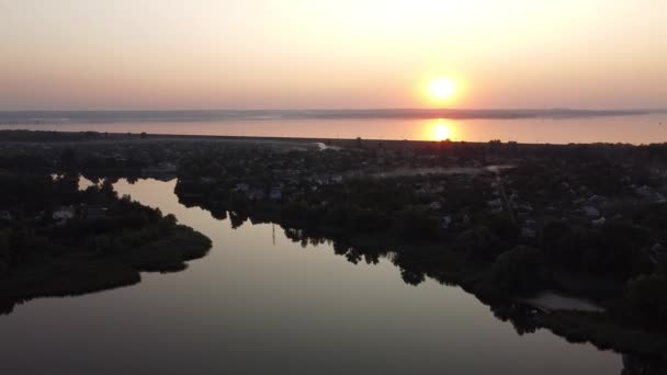 Красивий Захід Сонця Над Водою Осінній Пейзаж Заході Сонця Політ — стокове відео