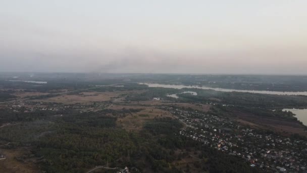 Brzeg Rzeki Góry Krajobraz Odbiciem Wody Lot Wieczorem Nad Wodą — Wideo stockowe