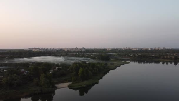 Берег Реки Сверху Ландшафт Отражением Воды Вечерний Полет Над Водой — стоковое видео